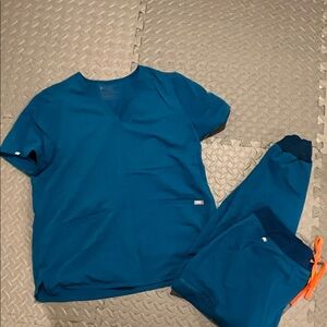 Figs Women's Casma Top in Deep Teal with matching Zamora joggers Both XL